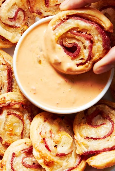 Reuben Pinwheels Corned Beef Pinwheels, Ruben Appetizer, Reuben Pinwheel Appetizers, Ruben Pinwheels, Reuben Pinwheels, Finger Foods Appetizers, Feta Bites, Potstickers Recipe, Fall Appetizers Easy