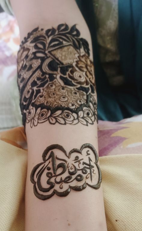 Calligraphy In Arabic, Name Calligraphy, Nikah Outfit, Simple Mehendi Designs, Arabic Henna, Bridal Mehendi, Arabic Names, Bridal Mehendi Designs, Mehndi Design Photos