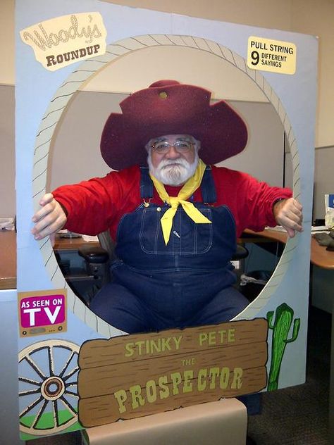 Pete the old prospector... Stinky Pete, Disfraz Toy Story, Dad Costume, Toy Story Halloween, Halloween Costumes To Make, The Meta Picture, Halloween Parejas, Awesome Costumes, Homemade Halloween Costumes