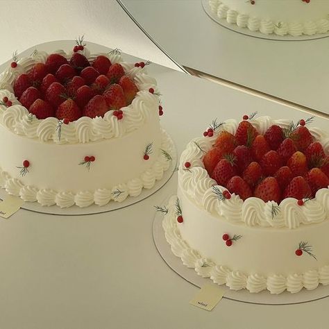 Dolce on Twitter: "Strawberry cakes 💗 https://t.co/48nvOAADFu" / Twitter Cake Designs Strawberry, Simple Aesthetic Cakes, Cakes Aesthetic Vintage, Birthday Cakes Aesthetic, Cake With Strawberries On Top, تشيز كيك بالفراولة, Tårta Design, Bolo Vintage, Strawberry Birthday Cake