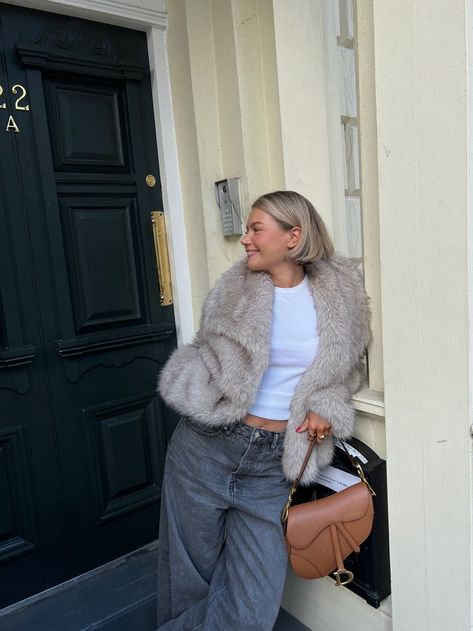 Sophie Murray, Vivi Fashion, Teddy Coat Outfit, Faux Fur Coats Outfit, Madrid Outfits, Skincare Accessories, Simple Work Outfits, Trendy Cardigans, Fur Collar Jacket