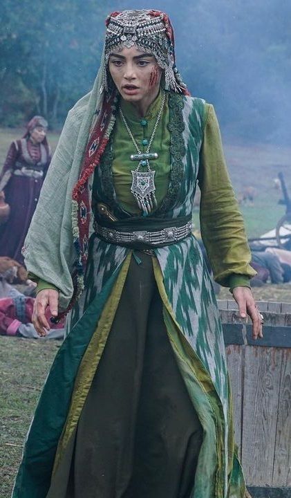 Historical Irish Clothing, Iranian Clothes, Persian Dress, Solarpunk Fashion, Middle Eastern Clothing, Turkish Tv Series, Turkish Clothing, Bala Hatun, Turkish Actress