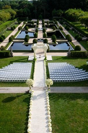 Oheka Castle Wedding, Manicured Lawn, Elegant White Wedding, Preston Bailey, Oheka Castle, Hydrangea Wedding, Climbing Hydrangea, Castle Decor, Decoration Evenementielle