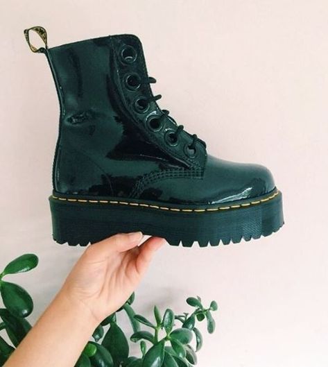 Green Doc Martens, Doc Martens Outfit, Doc Martens Boots, Black Dr Martens, Aesthetic Shoes, Dr Martens Shoes, Look Vintage, Crazy Shoes, Dream Shoes