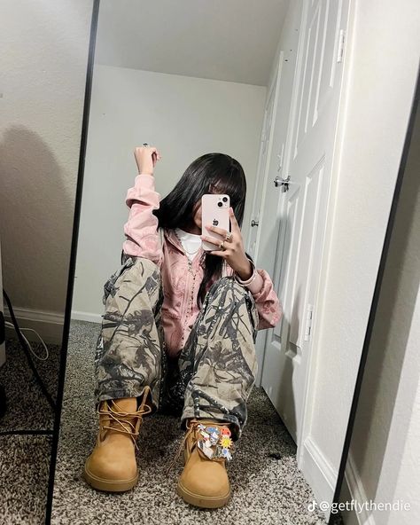 Tims Outfits, Timbs Outfits, Cute Highschool Outfits, Baggy Outfit Ideas, Street Style Outfits Casual, Fasion Outfits, Winter Fit, Fall Fit, Camo Cargo Pants