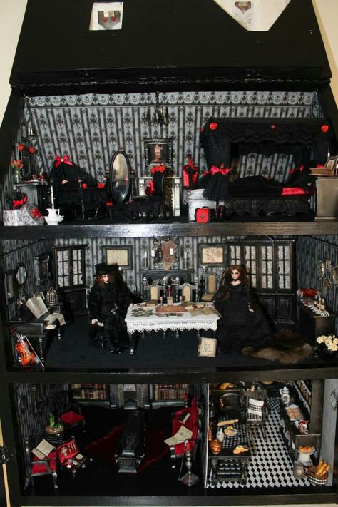 Gothic dollhouse by Nightfall miniatures Dollhouse Furniture Diy, Gothic Dollhouse, Dollhouse Halloween, Haunted Dollhouse, Halloween Miniatures, Spooky House, Dollhouse Projects, Haunted Dolls, Halloween Village