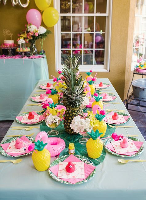 Tropisk Fest, Pink Flamingo Birthday, Flamingle Party, Pink Flamingo Party, Flamingo Themed Party, Tropical Birthday Party, Pineapple Birthday, Aloha Party, Flamingo Birthday Party