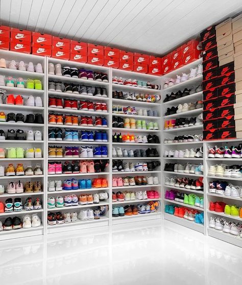 Sneaker Head Closet, Обувь Air Jordan, Sneakerhead Room, Sneaker Closet, Sneaker Displays, Grand Dressing, Sneaker Storage, Shoe Room, Dream Closet Design