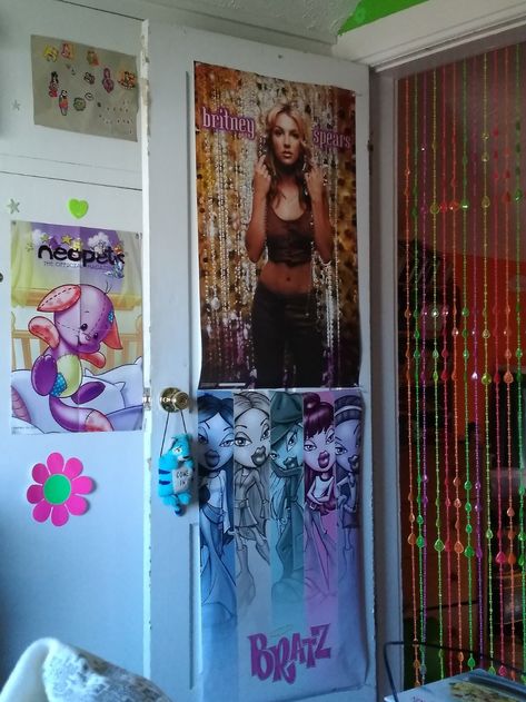 early 2000s classic bedroom Early 2000s Bedroom, 2000s Bedroom Aesthetic, Early 2000s Room, 2000s Room Decor, 2000s Bedroom, 2000s Room, Y2k Bedroom, Aesthetic 80s, 80s Bedroom