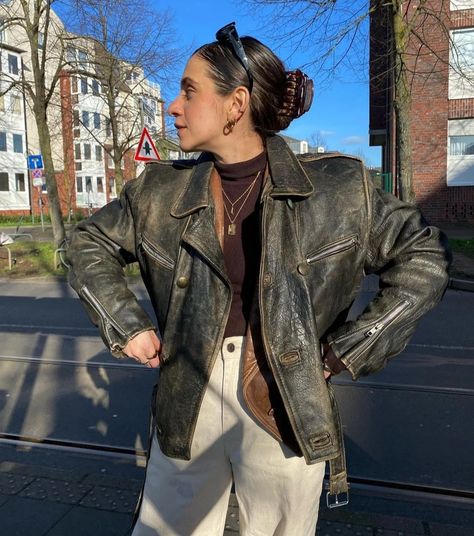 Faded Leather Jacket Outfit, Black Leather Jacket Outfit, Uni Fashion, Leather Jacket Outfit, Leather Fits, Vintage Effect, Leather Jacket Outfits, Jacket Outfit, Vintage Leather Jacket