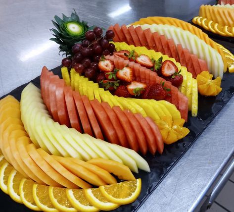 Fruit Buffet Ideas Display, Edible Fruit Arrangements, Fruit Buffet, Fruit Cake Design, Fruits Decoration, Fruit Platter Designs, Fruit Salad Easy, Party Food Buffet, Fruit Display