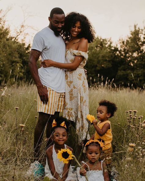 Family Vision, Spring Family Pictures, Countryside Aesthetic, Black Motherhood, Poses Family, Photoshoot Style, Family Photoshoot Outfits, Family Pic, Black Family