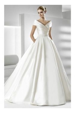 dress Couture Dior, Chapel Train Wedding Dress, Basque Waist, Satin Bridal Gowns, Satin Ball Gown, Wedding Dress Train, Wedding Dress Sizes, Satin Wedding, Long Wedding Dresses