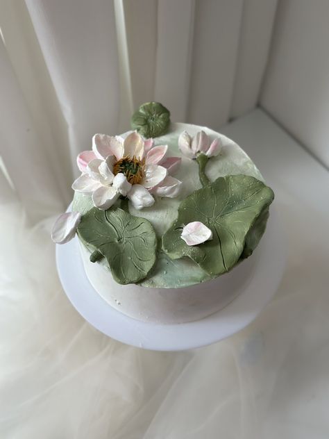 Lotus Cake Design, Lotus Cake, Creative Cake Decorating, Creative Birthday Cakes, Sculpture Painting, Cute Desserts, Sweets Desserts, Creative Cakes, Cake Decoration