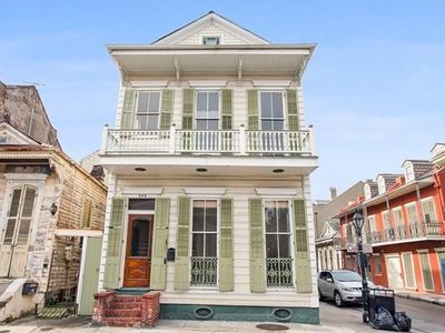 New Orleans Townhouse, American Townhouse, Fiberglass French Doors, Townhouse Exterior, French Doors Exterior, Modern Barn Door, School Gym, New Orleans Homes, Interior Design Elements