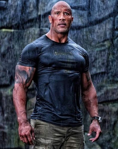 Dwayne Johnson on the Jumanji set Dwane Johnson, Dwayne Johnson Workout, Tattoo Hummingbird, Tattoo Cherry, Zack Snyder Justice League, Garter Tattoo, Bhad Bhabie, Tattoo Gold, Tattoo Bird