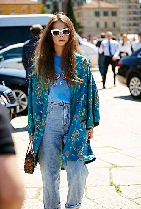 Embroidered kimonos make any outfit look put together Milan Fashion Week Street Style, Trendy Denim, Moda Jeans, Bohol, Milan Fashion Weeks, Street Style Chic, Moda Vintage, Mode Inspo, Inspired Outfits