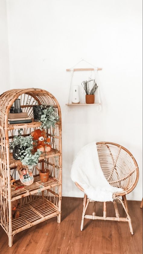 Boho Chair Corner, Rattan Chair Diy, Living Room Rattan Furniture, Rattan High Chair, Rattan Chair Bedroom, Boho Chairs Bedrooms, Boho Corner Decor, Boho Rattan Bedroom, Rattan Aesthetic