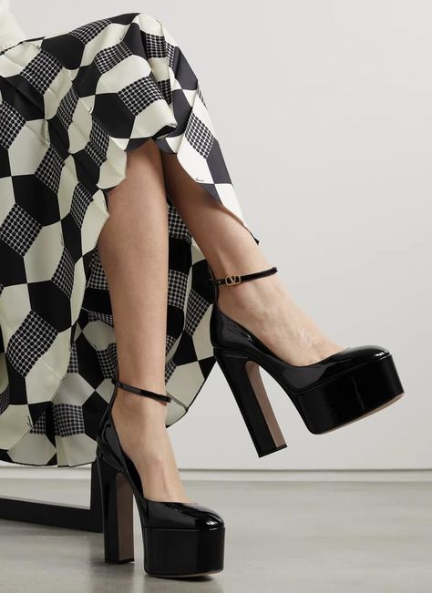 Valentino Platform Heels, Platform Pumps Outfit, Valentino High Heels, Pink Valentino, Valentino Pumps, Valentino Heels, Shoes Heels Classy, Valentino Garavani Shoes, Heels Outfits