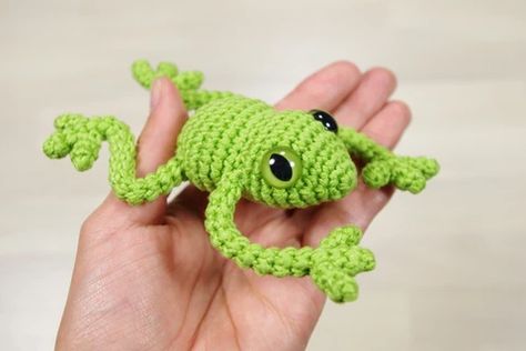 FREE PATTERN: Tree Frog – Kristi Tullus Frog Amigurumi, Magic Ring Crochet, Crochet Tree, Knit Toys, Knitting Loom, Crocheting Ideas, Crochet Frog, Crochet Keychain Pattern, Diy Magazine