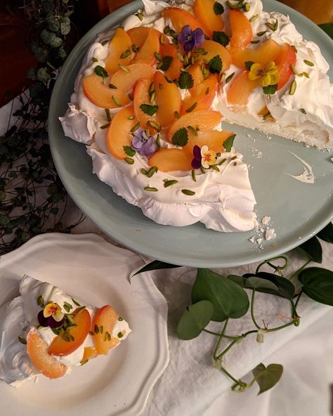 Pavlova Winter, Pavlova Wedding Cake, Wedding Pavlova, Peach Pavlova, Pavlova Aesthetic, Poached Peaches, Meringue Dessert, Pavlova Dessert, Pavlova Cake