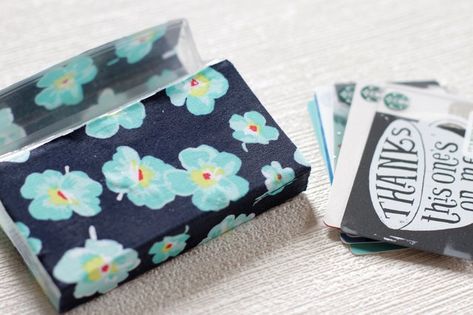 Transform empty plastic gum holders into first aid kits, sewing kits, gift card holders, and q-tip holders. Plastic Gum Container Ideas, Extra Gum Container Ideas, Gum Containers Reuse, Reuse Plastic Containers, Girls Sewing Patterns Free, Plastic Container Crafts, Repurpose Projects, Reuse Containers, Diy Bridesmaid Gifts