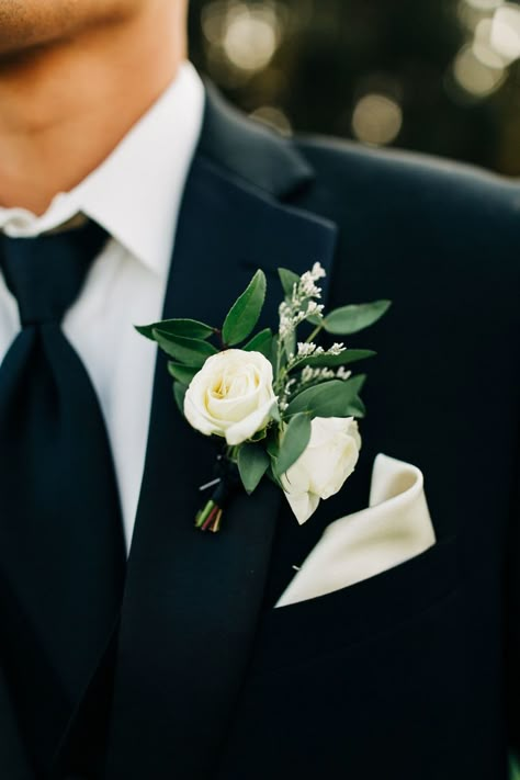 Emerald Boutonniere, White And Green Boutonniere, Groomsmen Flowers, Hoco Flowers, Holland Wedding, Boutineer Wedding, Simple Boutonniere, Green Boutonniere, White Boutonniere