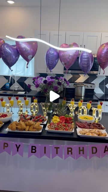 Party Dinner Set Up, Birthday Reception Ideas, Anniversary Brunch Ideas At Home, 21 Birthday Brunch Ideas, Breakfast Catering Ideas Events, Diy Birthday Brunch Ideas, Brunch Food Set Up Ideas, Yoga Brunch Party, Diy Brunch Ideas Table Settings