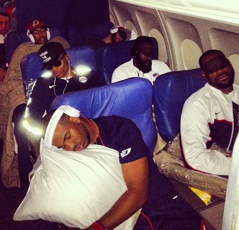 Team USA sleeping Deron Williams, Team Usa Basketball, Olympic Basketball, Coach K, Nba Memes, Kevin Love, Yoga Kurse, Basketball Photography, Usa Basketball