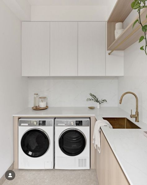 Laundry Room Decor Ideas, Laundry Nook, Country Laundry Rooms, Holiday Living Room, Modern Coastal Home, Laundry Room Layouts, Laundry Room Renovation, Laundry Design, Modern Laundry Rooms