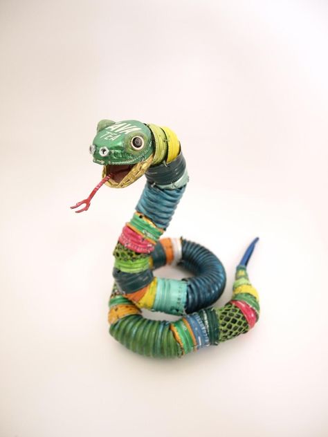 'The Small Forest' is series of animal sculptures by Japanese artist Natsumi Tomita using items found we would consider throw-away trash. Recycled Material Art, Recycle Sculpture, Recycled Art Projects, Bottle Cap Art, Trash Art, Bottle Cap Crafts, Found Object Art, Upcycled Art, Junk Art