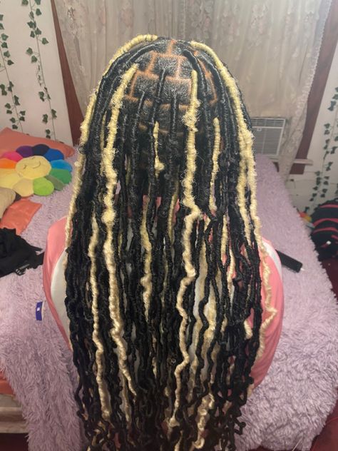 Blonde And Black Locs Black Women, Black And Blond Locs, Blonde And Black Faux Locs, Black And Blonde Locs, Blonde Soft Locs, Faux Locs Blonde, Knotless Styles, Black With Blonde Highlights, Protective Style Braids