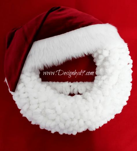 Santa Christmas Wreath - Design by D9 Santa Wreath Diy, Holiday Wreath Craft, Christmas Yarn Wreaths, Santa Claus Wreath, Christmas Wreath Designs, Loopy Yarn, Winter Wreath Diy, Holiday Wreaths Diy, Diy Santa