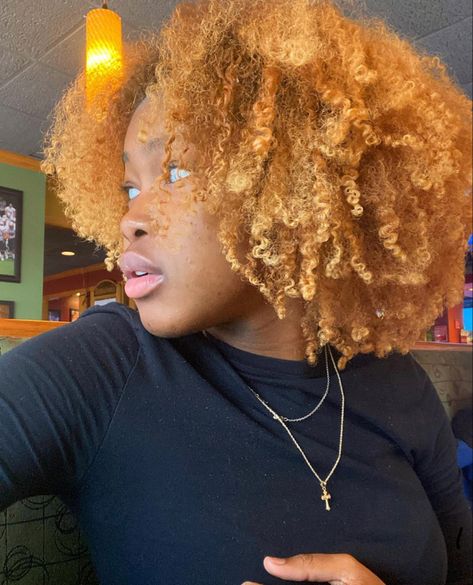 Dark Skin Blonde Hair, Blonde Natural Hair, Dyed Curly Hair, Beauty Hair Color, Hair Color Streaks, Dyed Hair Inspiration, Dyed Natural Hair, Honey Blonde Hair, Pretty Hair Color