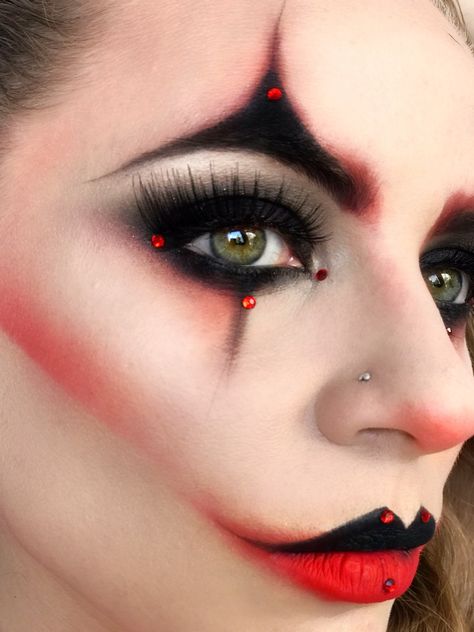 Halloween Red Makeup Ideas, Red Black And White Clown Makeup, Red And Black Jester Makeup, Harley Quinn Jester Makeup, Harlequin Makeup Halloween, Harlequin Clown Makeup, Harley Quinn Makeup Red And Black, Red And Black Clown Costume, Scary Ringmaster Makeup