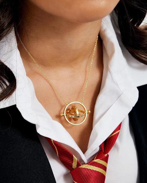 Turn back time with the iconic Time-Turner necklace ⏳✨. A symbol of magic and mystery, this Harry Potter accessory is perfect for those who wish to relive every magical moment. #HarryPotter #TimeTurner #MagicalJewelry Harry Potter Gift Box, Harry Potter Time Turner, Hourglass Necklace, Harry Potter Store, Time Turner Necklace, Harry Potter Accessories, Harry Potter Golden Snitch, Time Turner, Harry Potter Jewelry