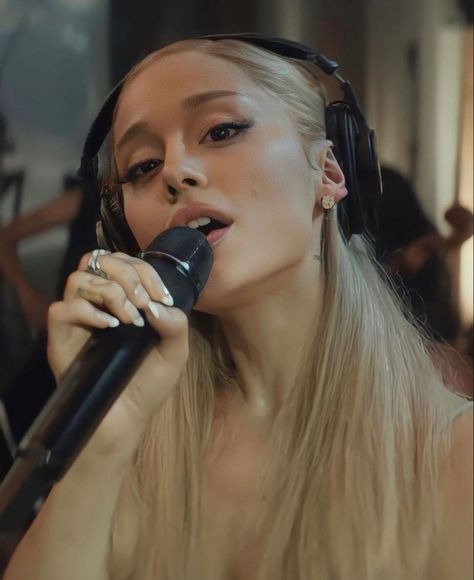 Ariana Grande London, Ariana Grande Singing, Ariana Grande News, Ariana Grande Style, Ariana Grande Photoshoot, Ariana Grande Photos, Ariana Grande Pictures, Ariana G, Eternal Sunshine