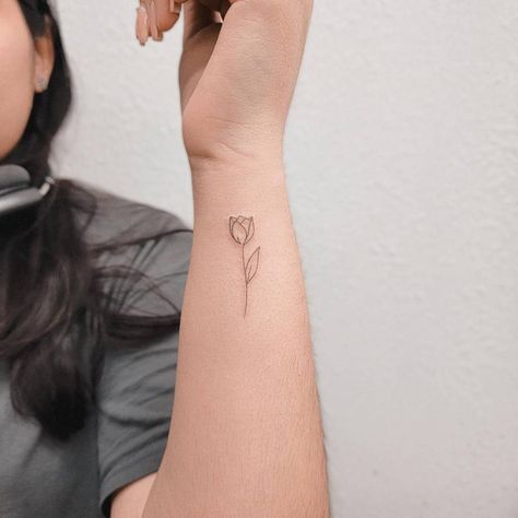 Tulip Tattoo On Finger, Fineline Tulip Tattoo, Dainty Tulip Tattoo, Pinky Tattoo, Brown Tattoo Ink, Brown Tattoo, Amsterdam Tattoo, Small Girly Tattoos, Tulip Tattoo