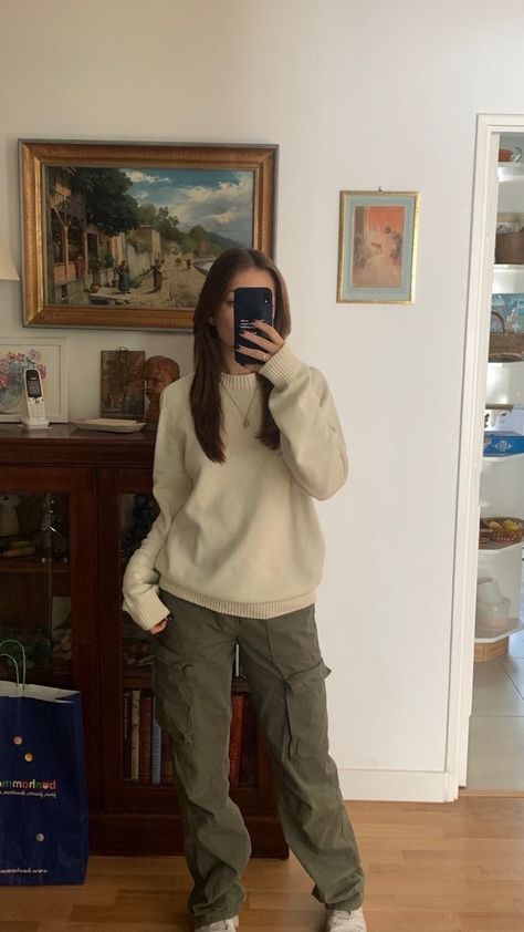 Winter Outfits Khaki Pants, Fall Outfits Green Pants, Cargo Inspo Outfit, Cargo Pants And Sweater Outfit, Fall Outfits Cargo Pants, Fitted Cargo Pants Outfit, H And M Outfits, Outfit Inspo Cargo Pants, Fit Aesthetic