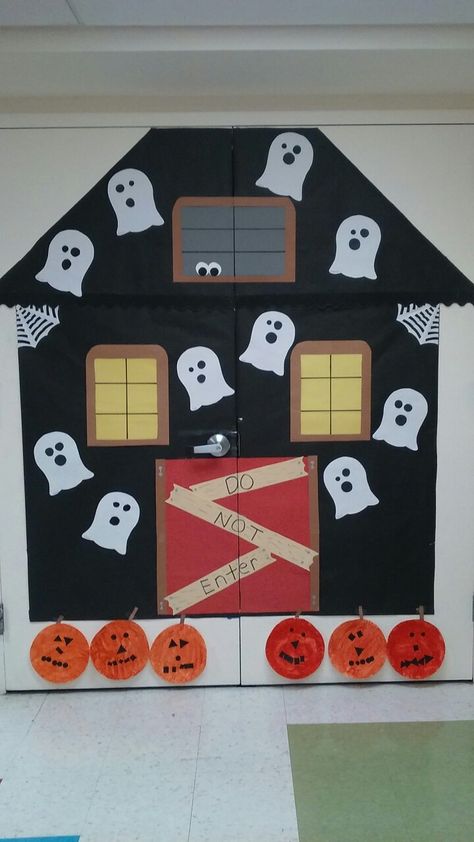 Haunted House Door Decoration School, Haunted House Classroom Door, Halloween Haunted House Diy, Haunted House Craft, Halloween Classroom Door, Halloween Activities Preschool, Halloween Arts, Classroom Boards, Haunted House Diy