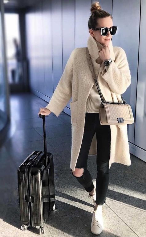 Travel Outfits Airport style: How To Look Fashionable During Travel Sezane Top, Chic Mom Outfits, Aritzia Style, Brooklyn Blonde, Fall Travel Outfit, Sneakers Comfortable, Comfy Chic, Black Denim Jeans, Jeans White