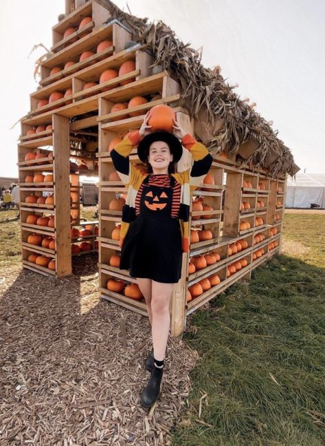 Pumpkin Patch Photo Ideas, Aesthetic Pumpkin Patch, Pumpkin Patch Aesthetic, Pumpkin Inspo, Patch Aesthetic, Pumpkin Aesthetic, Camera Poses, Aesthetic Pumpkin, Pumpkin Patch Outfit