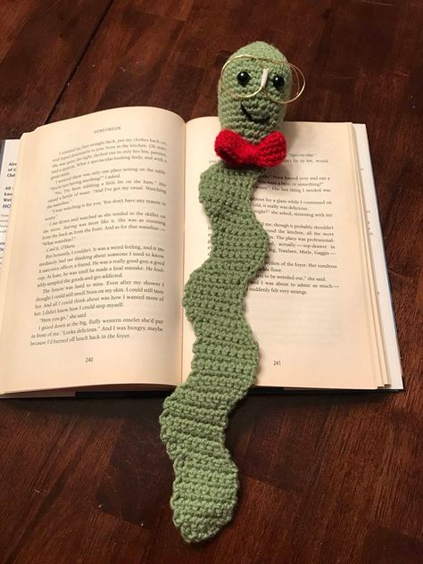 Book worm bookmark! Worm Bookmark, 3d Drawing Pen, Crochet Bookmark, Crochet Bookmarks, Book Markers, Crochet Books, Crochet Instructions, Book Worm, Embroidery Needles