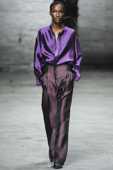 Haider Ackermann Spring 2012 Ready-to-Wear Fashion Show - Nana Keita Nice Clothes, Haider Ackermann, Purple Reign, Mode Inspo, 가을 패션, Fashion Shows, Mode Inspiration, Work Fashion, Street Styles