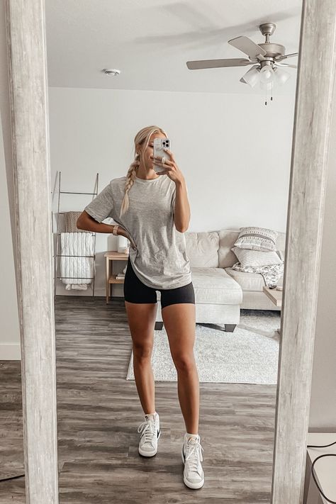 Non Jean Shorts Outfits, Outfits For Working Out, Casual Exercise Outfits, Loose Fitting Gym Outfits, Summer Walks Outfit, Socks And Runners Outfit, Cute Casual Comfy Outfits Summer, Shorts Outfits Sporty, Moving Outfit Casual