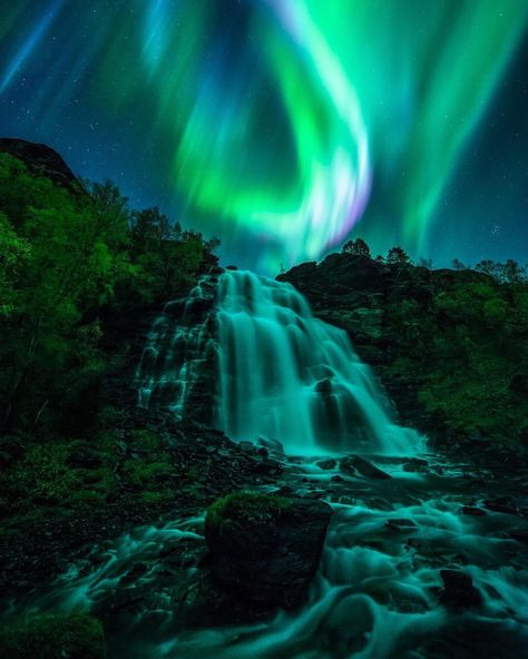 That flow! Aurora by @tommyeliassen . #ig_auroraborealis For more magic, check the artist! _________ Selection by @torivarnaess Panorama Alam, Universe Wallpaper, Aurora Lights, Southern Lights, Stunning Scenery, Northern Lights (aurora Borealis), Northern Light, Aurora Borealis Northern Lights, Unique Photos