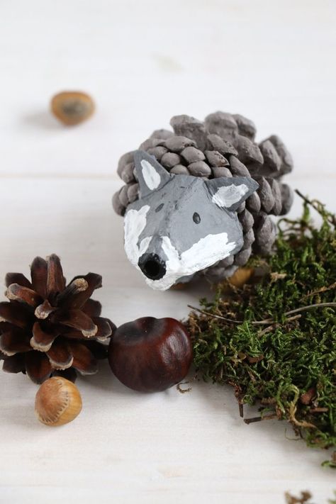 Zapfen DIY: Herbst Deko basteln mit Naturmaterialien macht großen Spaß. Bei den Zapfen Tiere handelt es sich um eine Upcycling Idee. Die Tierköpfe sind ein Eierkarton Upcycling. Die Eierkarton Tiere eignen sich gut als Herbstdeko oder für den Herbst Jahreszeitentisch. Wolf Craft, Autumn Diy, Kindergarten Art Projects, Kindergarten Art, Unique Recipes, Arts And Crafts For Kids, Creative Food, Autumn Inspiration, Diy Food