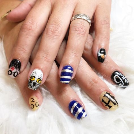 Harry Potter Nails Designs, Diy Christmas Nail Art, Owl Nail Art, Harry Potter Makeup, Harry Potter Nail Art, Christmas Nails Diy, Harry Potter Nails, Harry Styles Nails, Manicure Tutorials