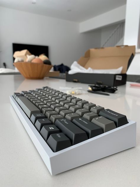 Mech Keyboard, Gray Keyboard, Diy Mechanical Keyboard, 60% Keyboard, Desktop Setup, Desk Inspo, Casa Container, Gaming Room Setup, Computer Setup