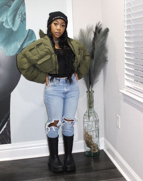 Hunter Boots Outfit Black Women, Rain Boots Outfit Black Women, Outfits For The Mountains Winter, Balenciaga Crocs Boots Outfit, Croc Boots Outfit, Boots Outfit Black Women, Cute Y2k Outfits, Bonfire Outfit, Croc Boots